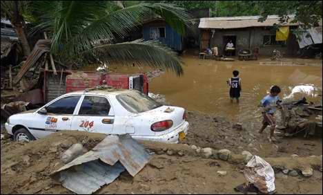 Philippines typhoon death toll tops 900