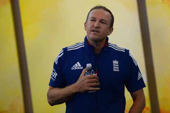 England coach fights off questions about future 