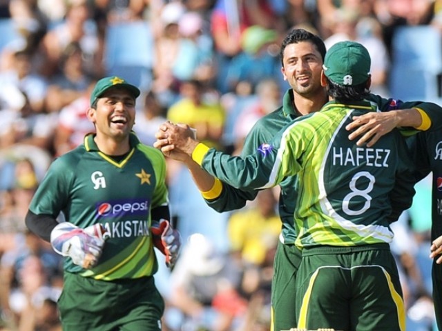 Hafeez and Gul put woes behind them to give Pakistan win
