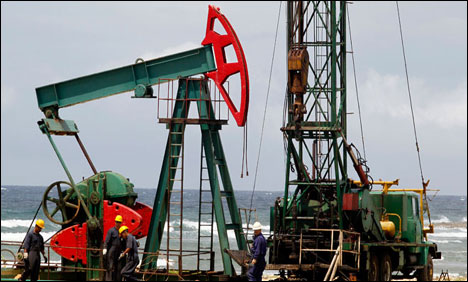 Oil prices tick up after positive US data