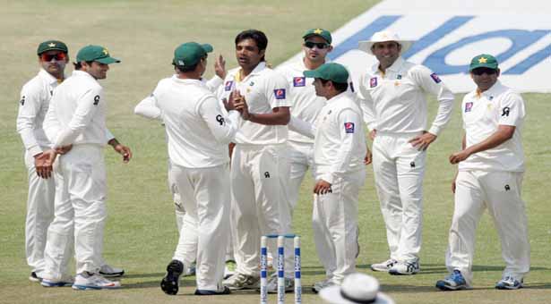  Pakistan needs 264 runs to win second test 
