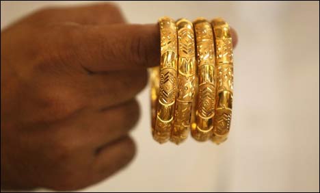 Gold prices fall by Rs2300 per tola