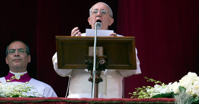 Pope prays for peace in Syria, Korea on first Easter
