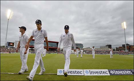  Light row erupts in fourth Ashes Test 