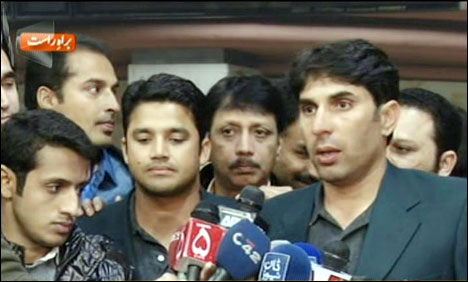  Pakistan players return home after leveling series against SL 
