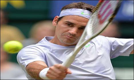  Federer digs deep to reach Hamburg semis 